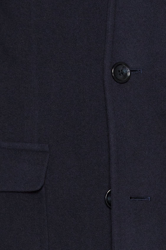 Темно-синее пальто