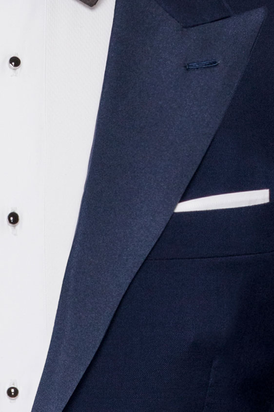 Темно-синий смокинг