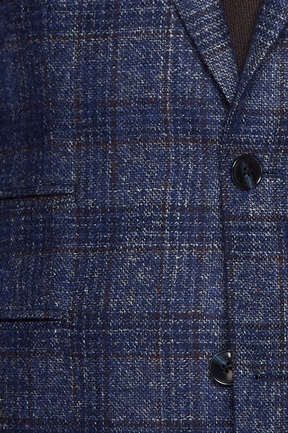 Синий костюм в клетку с фактурой “sharkskin”