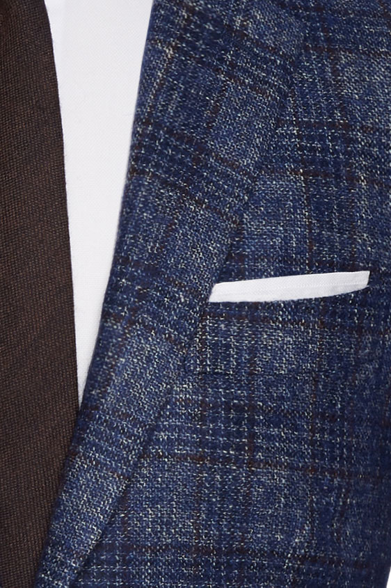 Синий костюм в клетку с фактурой “sharkskin”