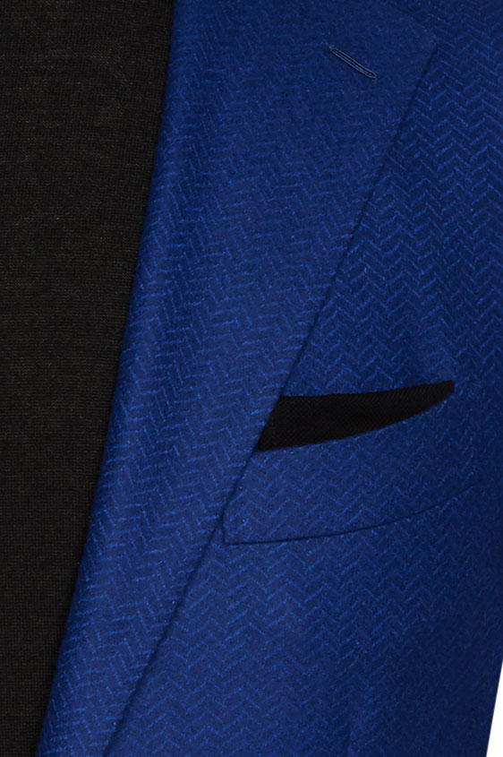 Ярко-синий пиджак в ёлочку