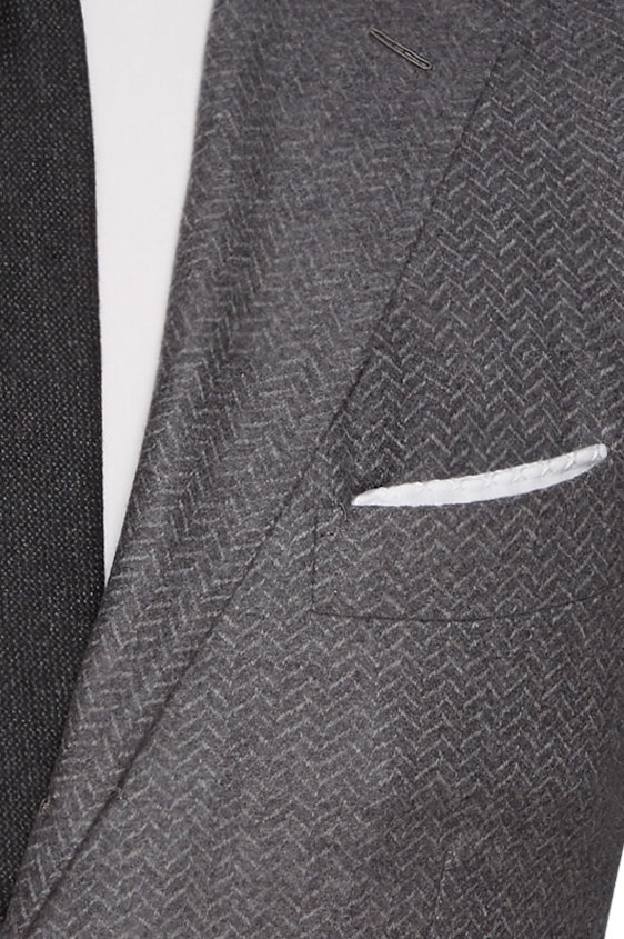 Серый костюм в ёлочку