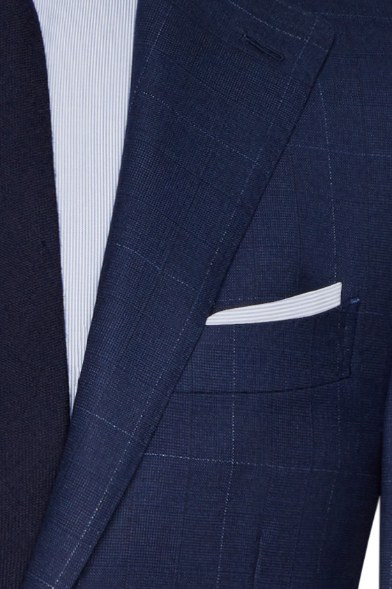 Синий костюм в контрастную клетку