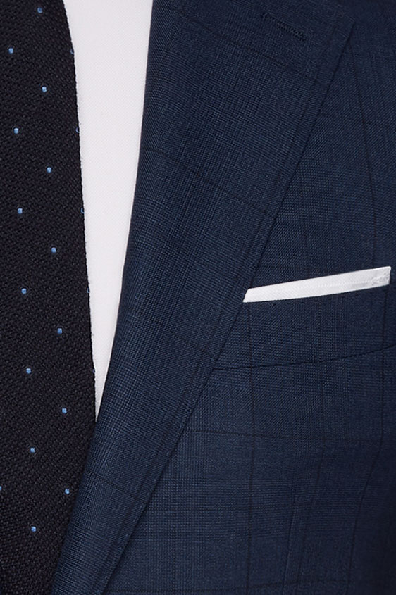 Темно-синий костюм в крупную клетку