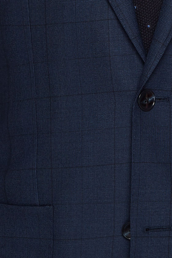 Темно-синий костюм в крупную клетку