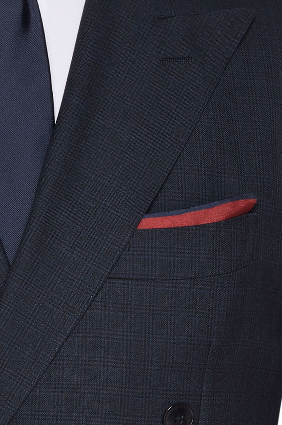 Темно-синий костюм
