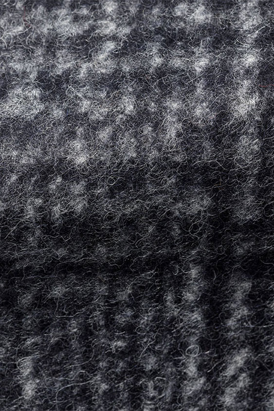 Серое пальто в мелкую клетку