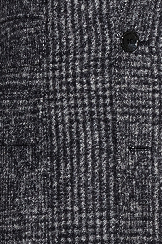 Серое пальто в мелкую клетку