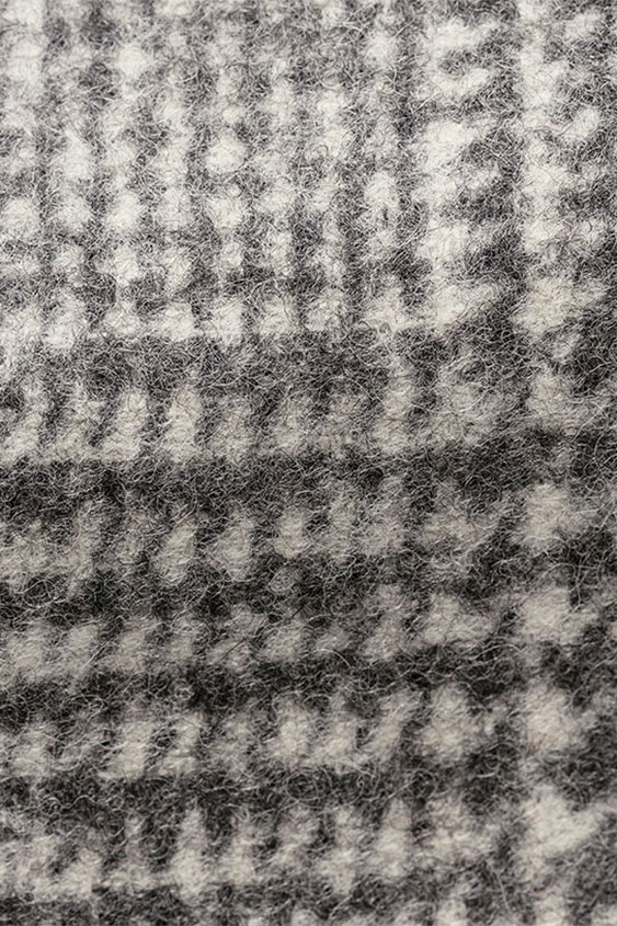 Светло-серое пальто в мелкую клетку