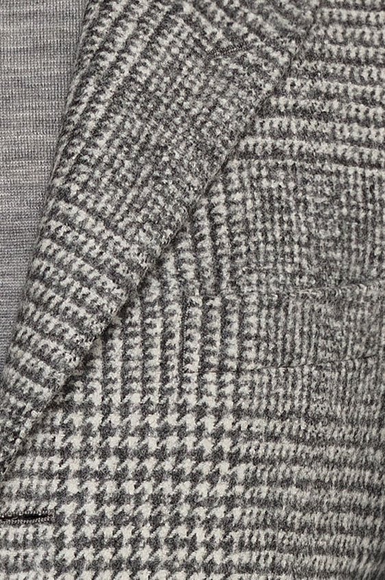 Светло-серое пальто в мелкую клетку