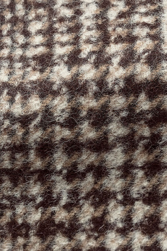 Коричневое пальто в мелкую клетку