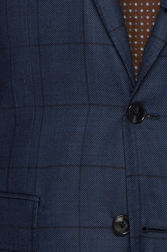 Темно-синий костюм в клетку