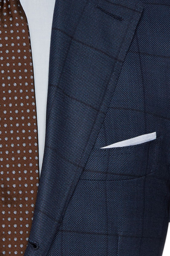Темно-синий костюм в клетку