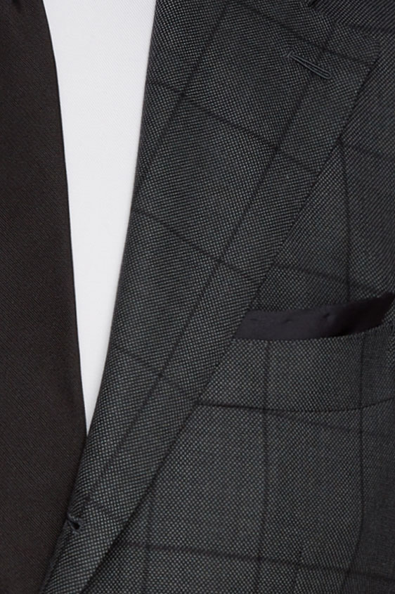 Темно-серый костюм в клетку