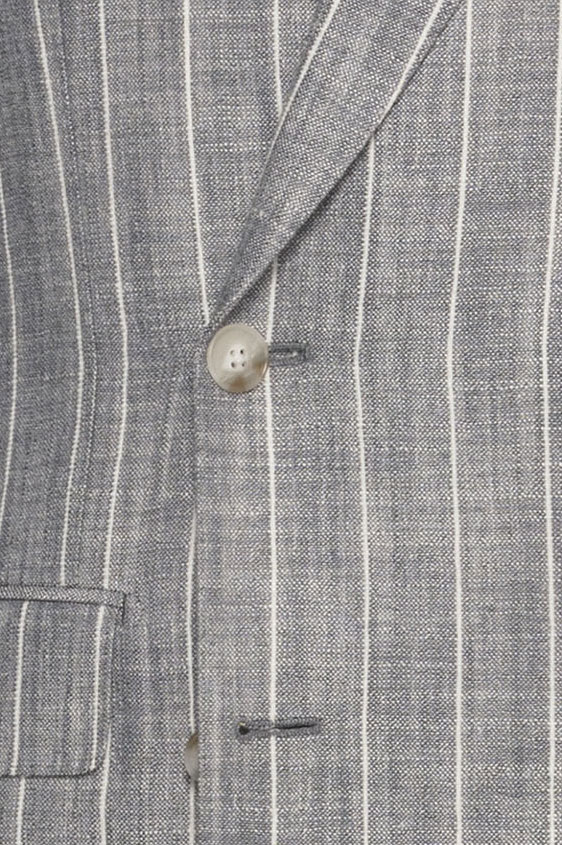 Светло-серый костюм из шелка со льном в широкую полоску