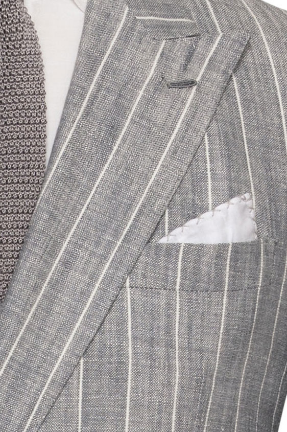 Светло-серый костюм из шелка со льном в широкую полоску