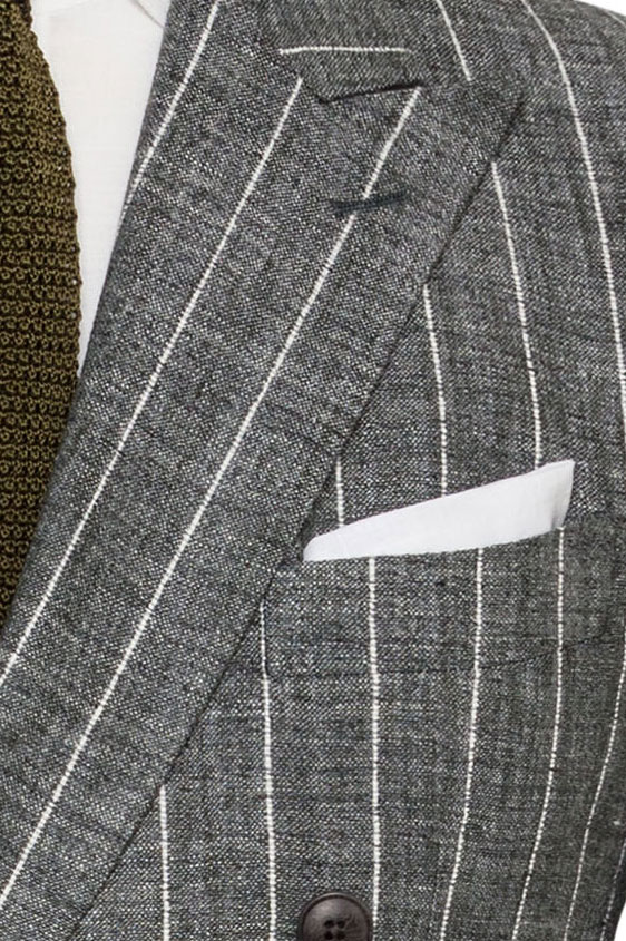 Серо-зеленый костюм из шелка и льна в широкую полоску