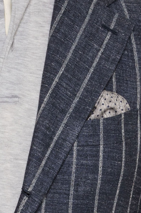 Синий костюм из шелка со льном в широкую полоску