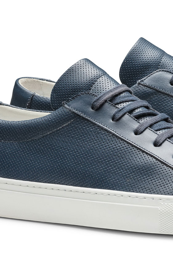 Темно-синие кеды из перфорированной кожи