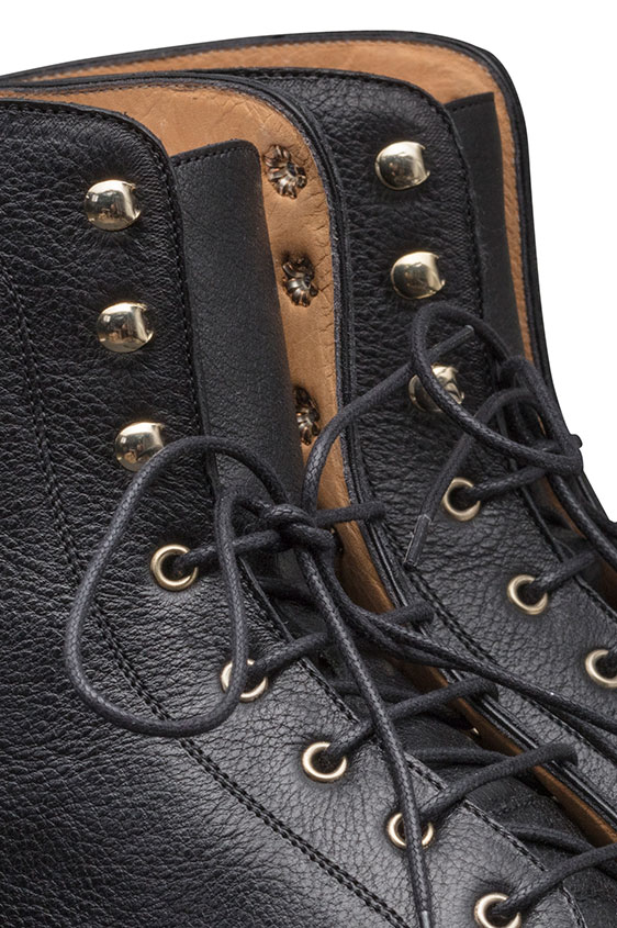 Черные ботинки в стиле милитари