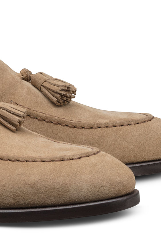 Бежевые лоферы из замши