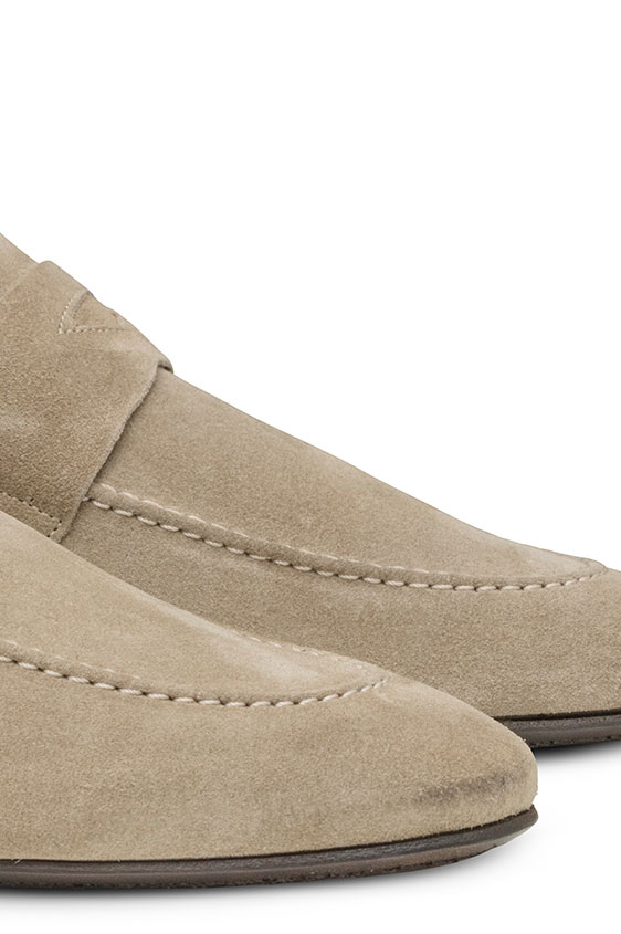 Бежевые лоферы из замши