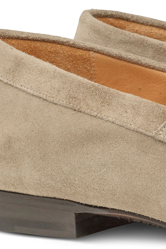 Бежевые лоферы из замши