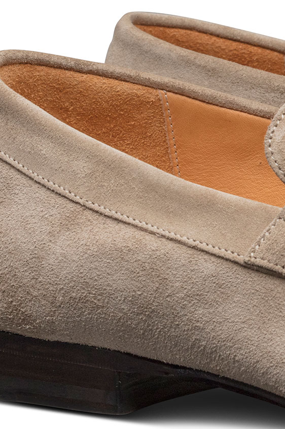 Светло-бежевые лоферы из замши