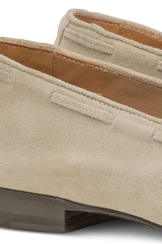 Светло-бежевые замшевые лоферы