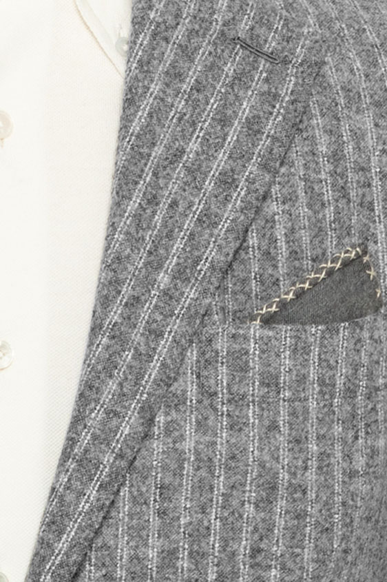 Серый фланелевый костюм в двойную белую полоску