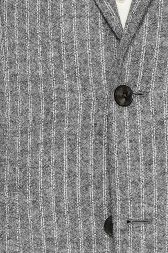 Серый фланелевый костюм в двойную белую полоску