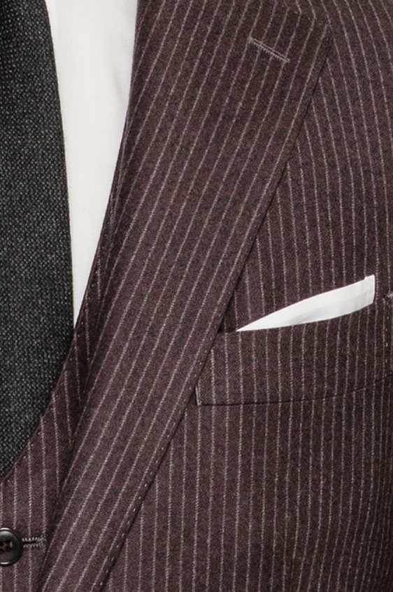 Фиолетовый костюм в серую узкую полоску