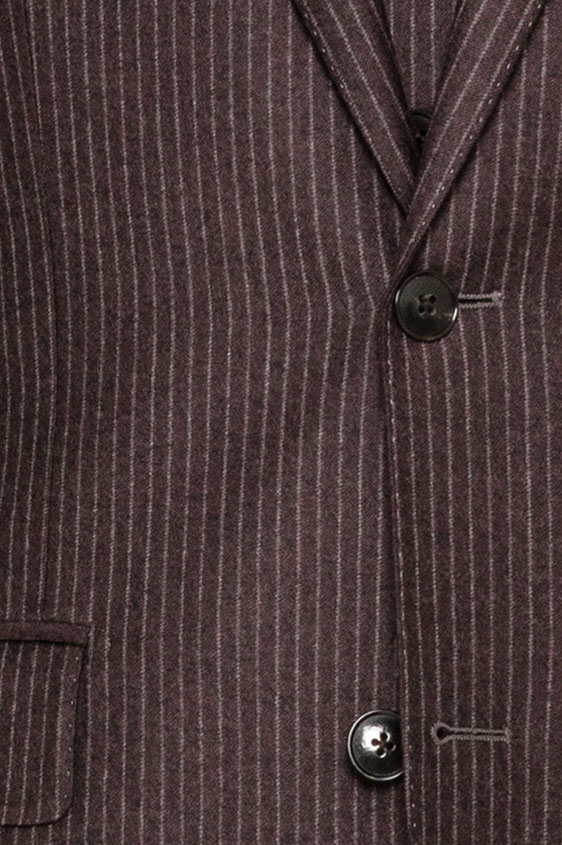 Фиолетовый костюм в серую узкую полоску