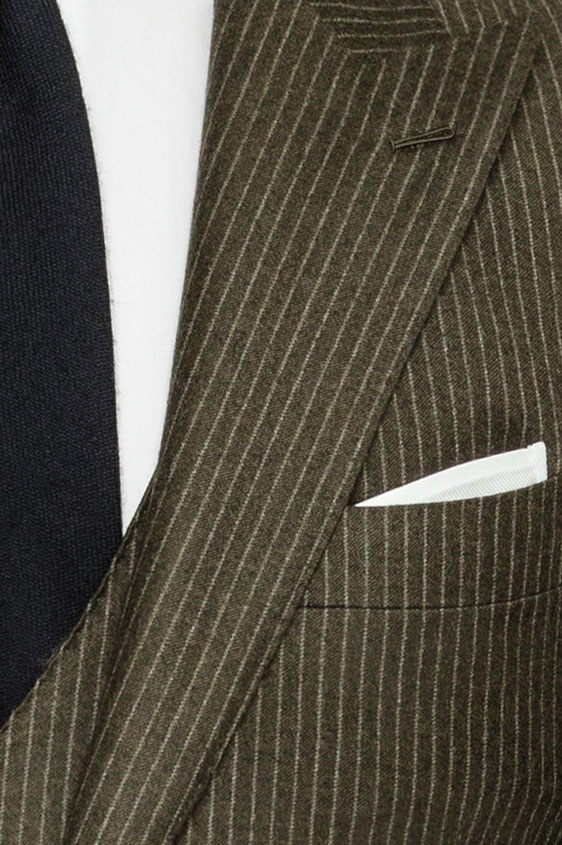 Темно-зеленый костюм в серую узкую полоску