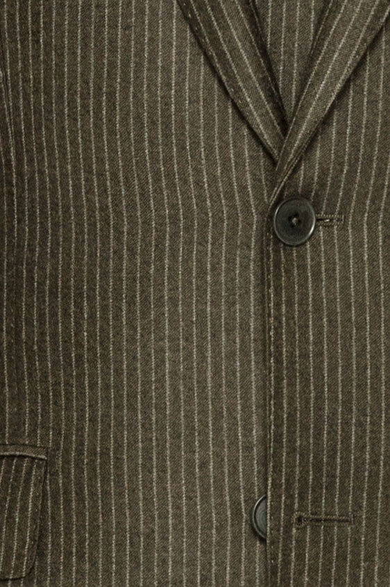 Темно-зеленый костюм в серую узкую полоску