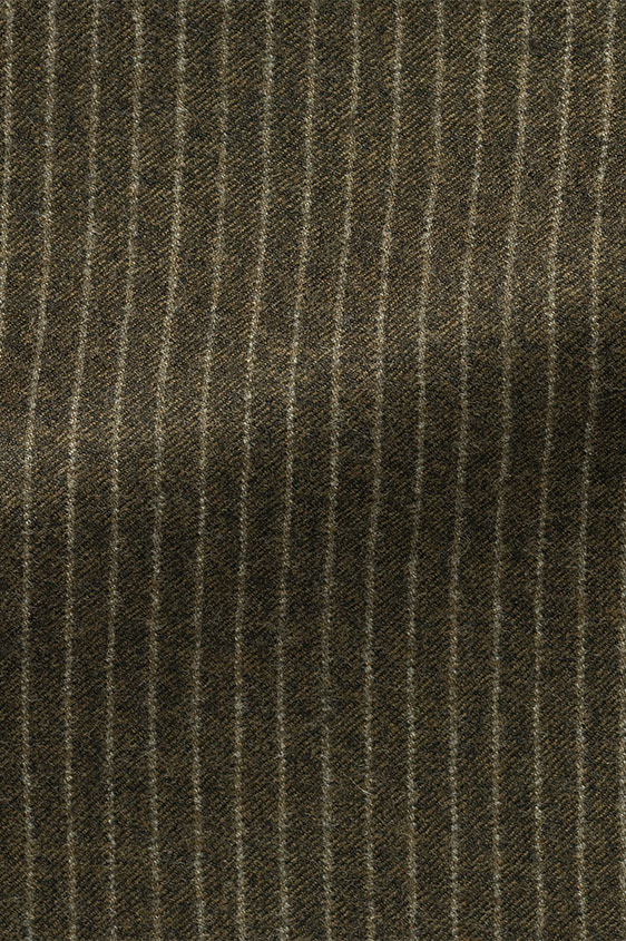 Темно-зеленый костюм в серую узкую полоску