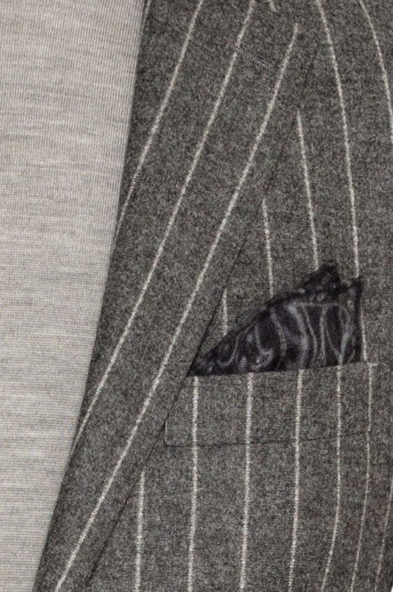 Серый фланелевый костюм в широкую полоску