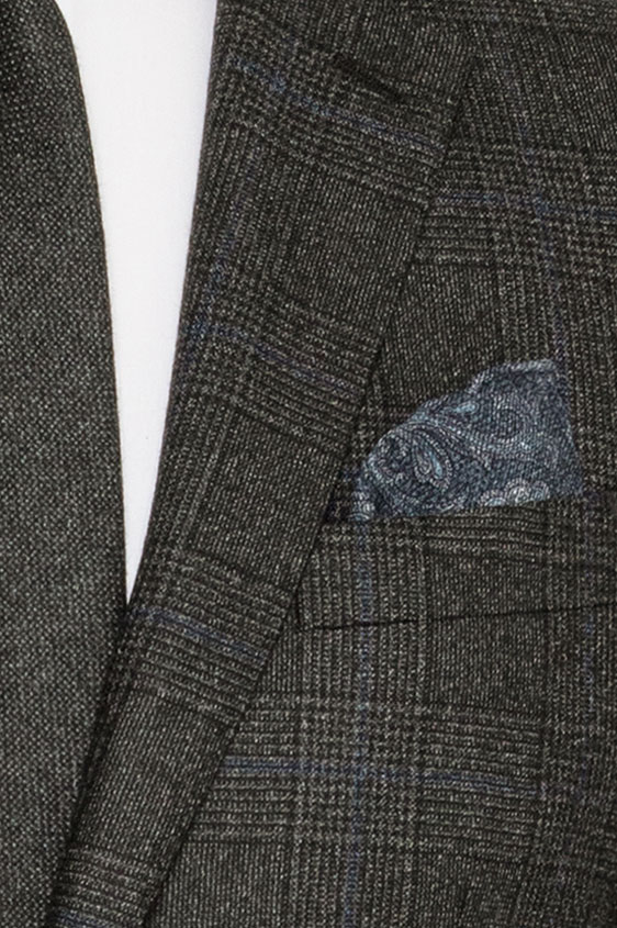 Темно-серый костюм в тонкую синюю клетку