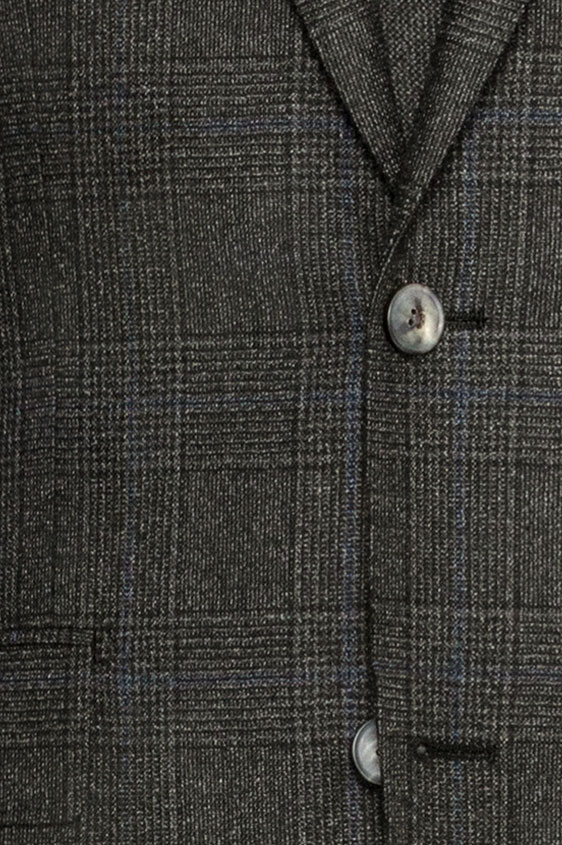 Темно-серый костюм в тонкую синюю клетку