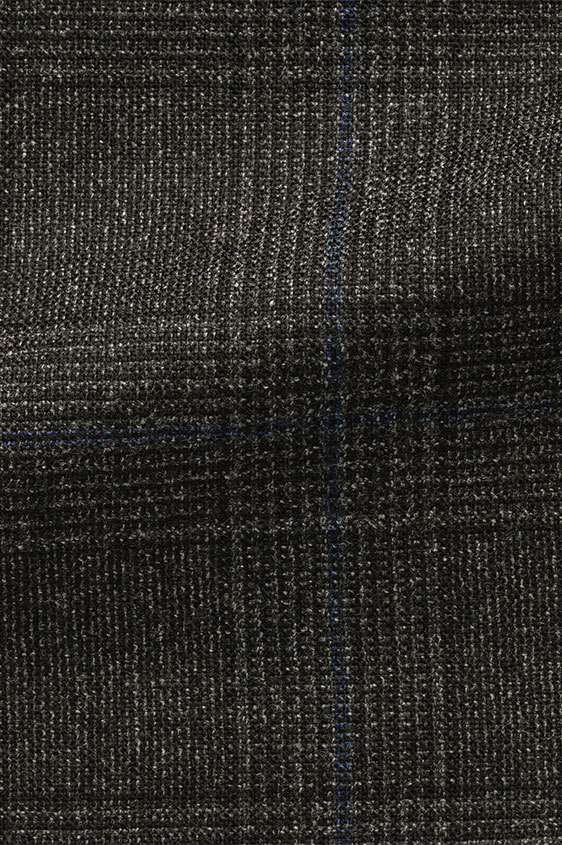 Темно-серый костюм в тонкую синюю клетку