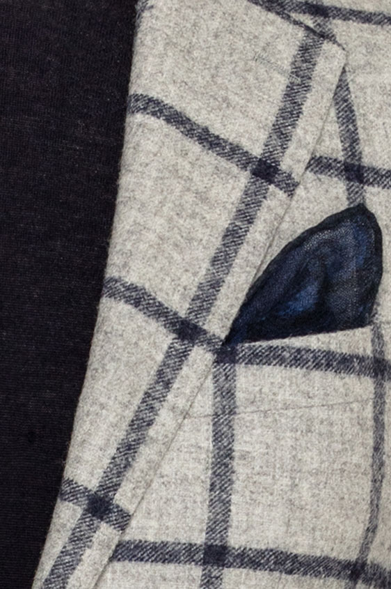 Светло-серый костюм в синюю крупную клетку