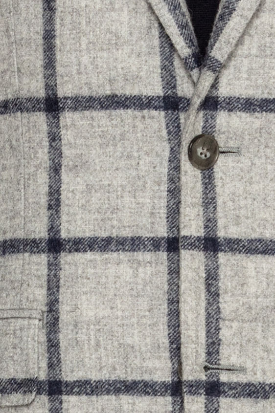 Светло-серый костюм в синюю крупную клетку