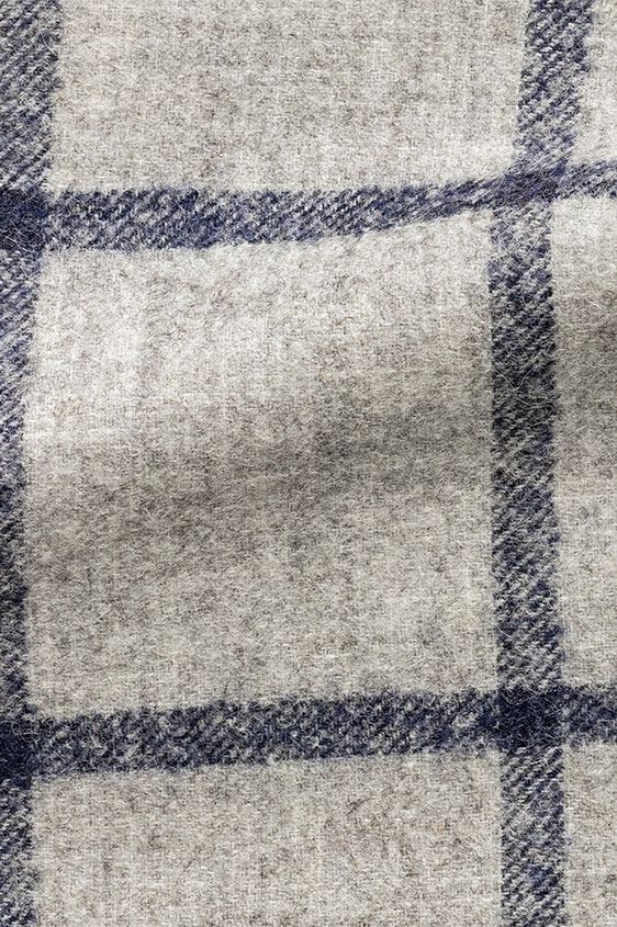 Светло-серый костюм в синюю крупную клетку