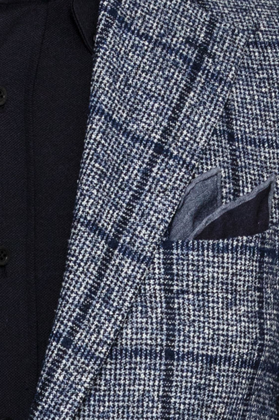 Синий костюм с фактурой “гусиная лапка” и в крупную клетку