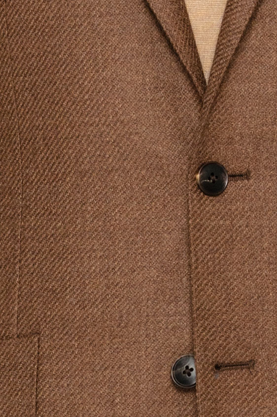 Коричневый пиджак структуры твил