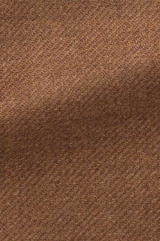 Коричневый пиджак структуры твил