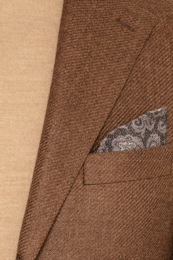 Коричневый пиджак структуры твил