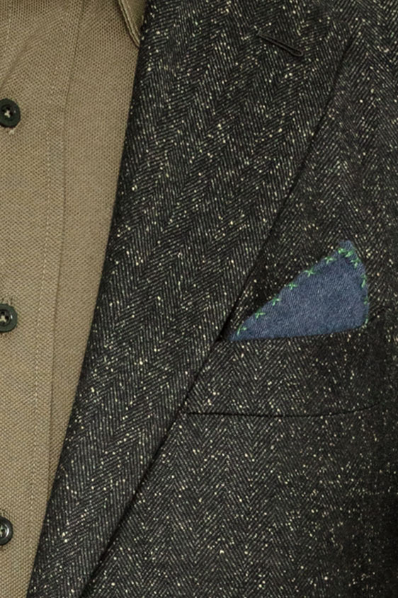 Зеленый пиджак в елочку с белыми вкраплениями