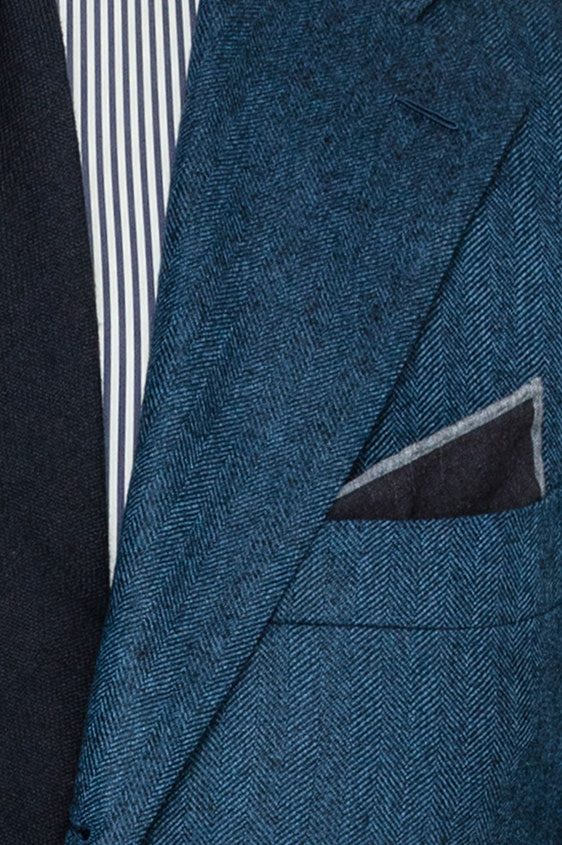 Ярко-синий пиджак в елочку