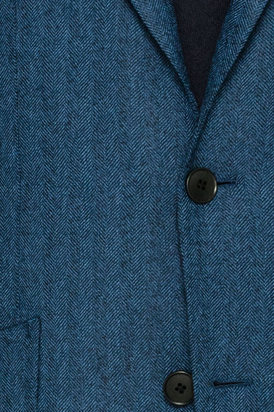 Ярко-синий пиджак в елочку